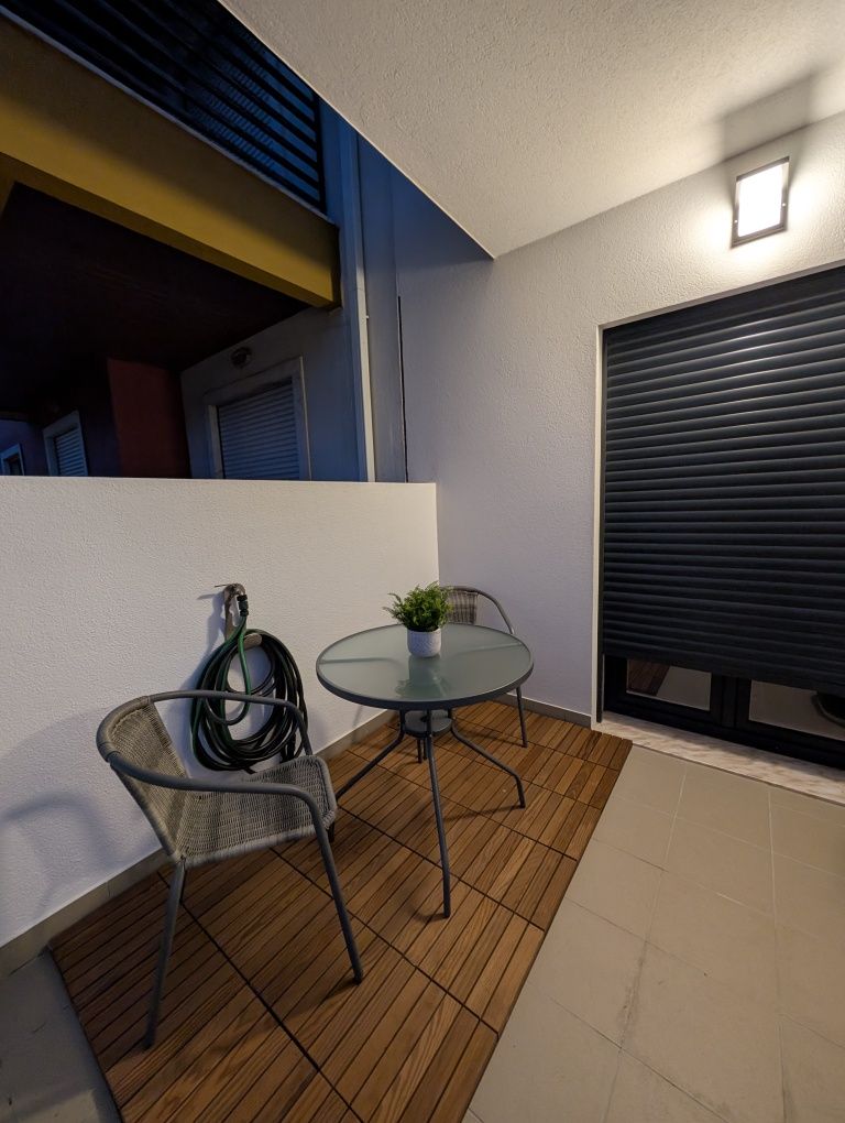 Mesa de vidro com 2 cadeiras
