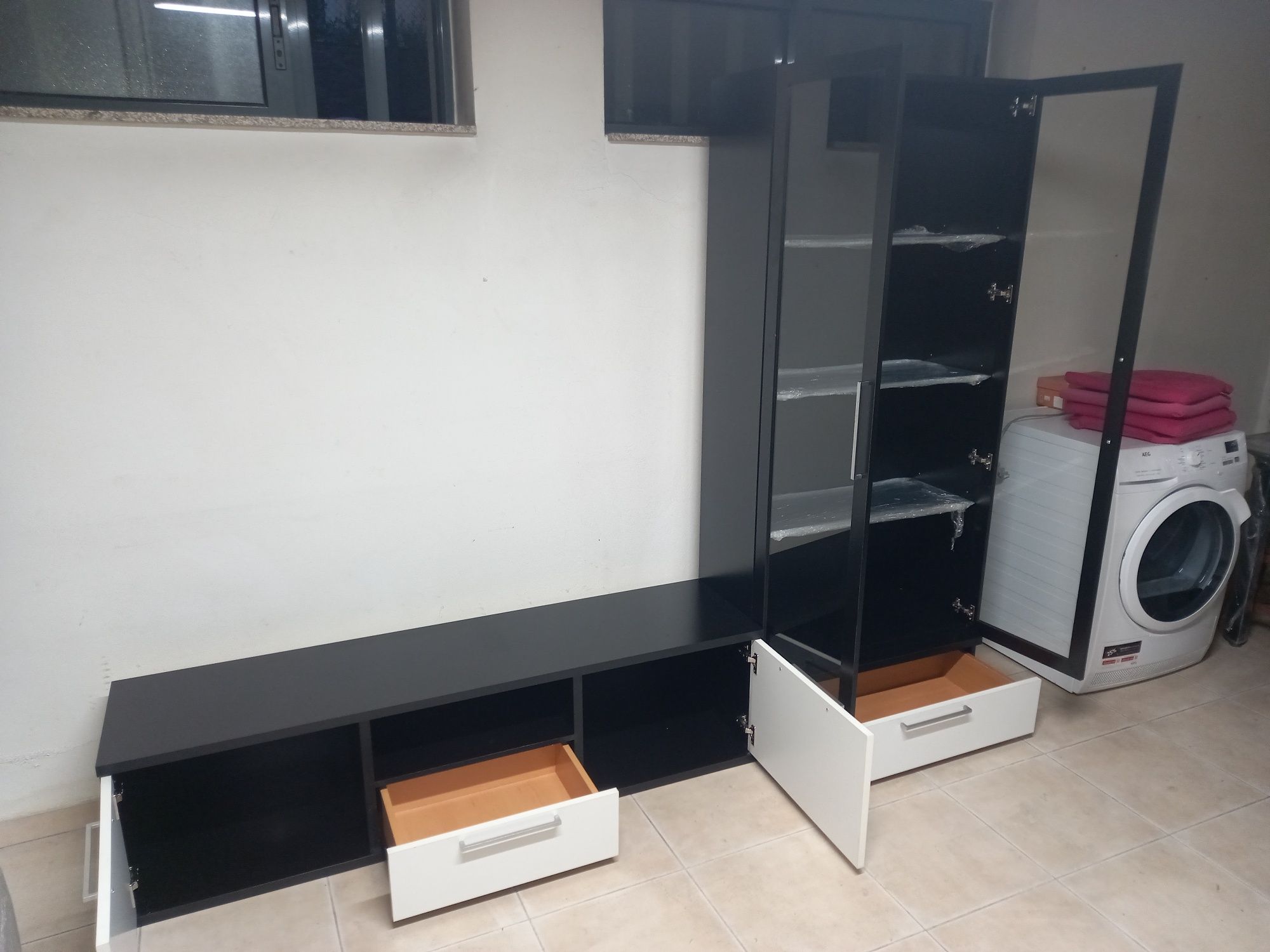 Móvel de sala com armário.