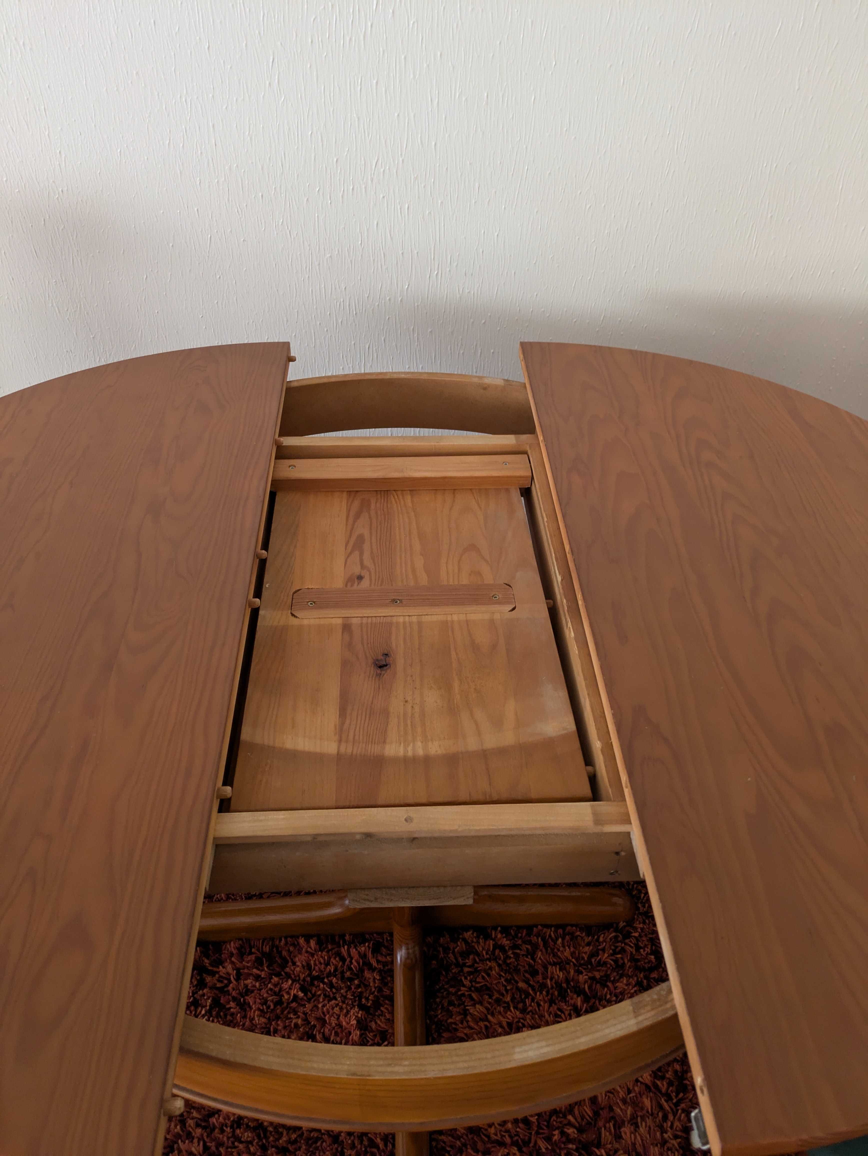 Mesa e cadeiras para sala