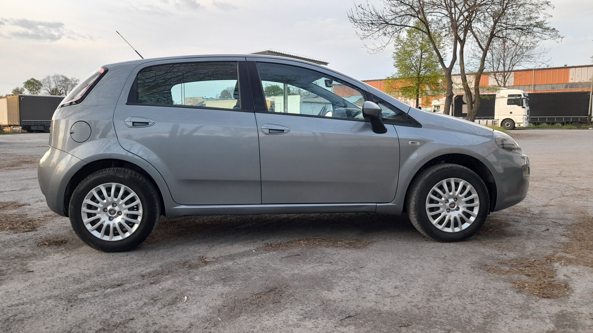 Fiat Grande Punto 1.2 benzyna 90 tyś. przebiegu 2012 rok