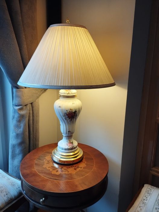 Zestaw lampek że stolikiem i taboretami retro