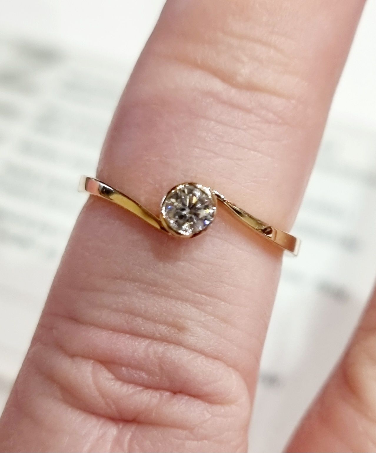 Золотое кольцо с бриллиантом ct 0,16