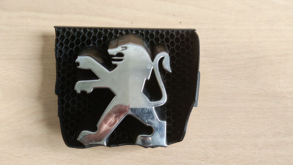 Znaczek peugeot przód