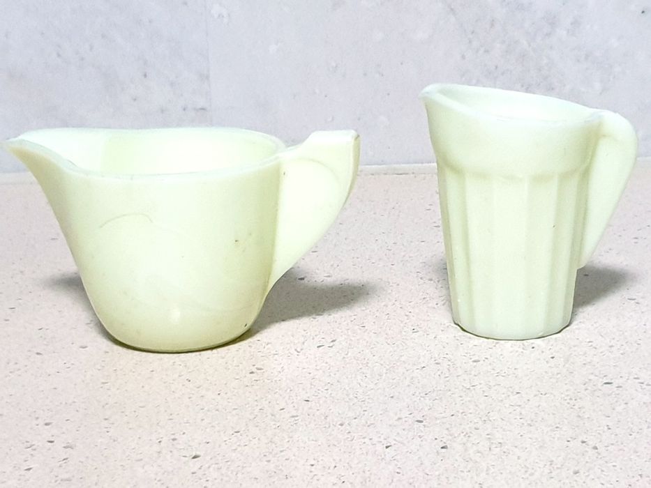 Raro antigo conjunto de jarrinhos em vidro opalino urânio