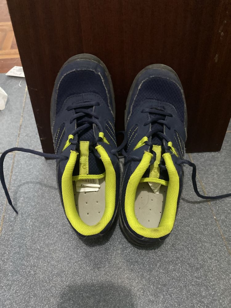 Vendo tenis  marca Quechua num 37 rosa e azul