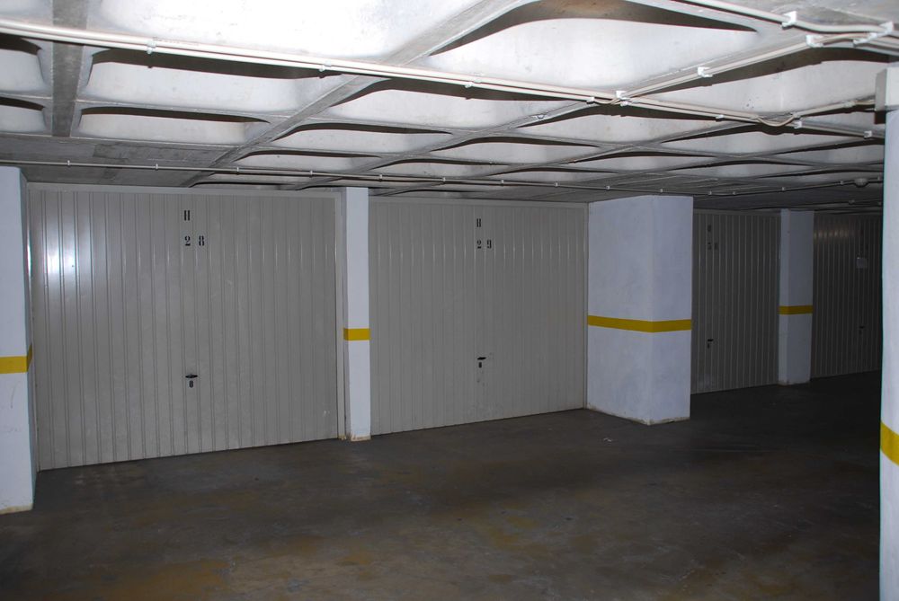 Garagem 25 m² para Arrendar no Bairro de Santa Apolónia - Eiras