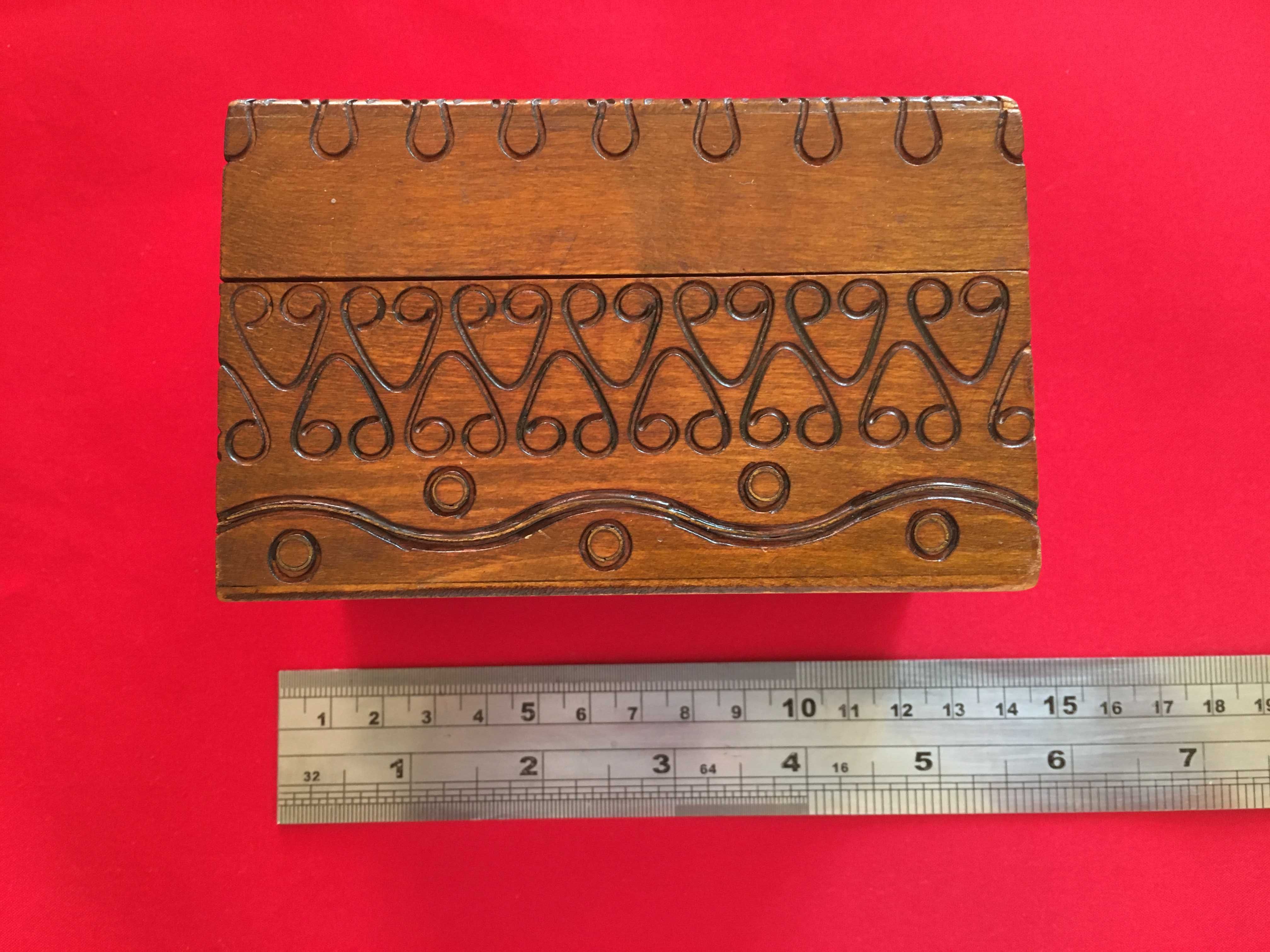 Stare drewniane pudełeczko na dwie talie kart