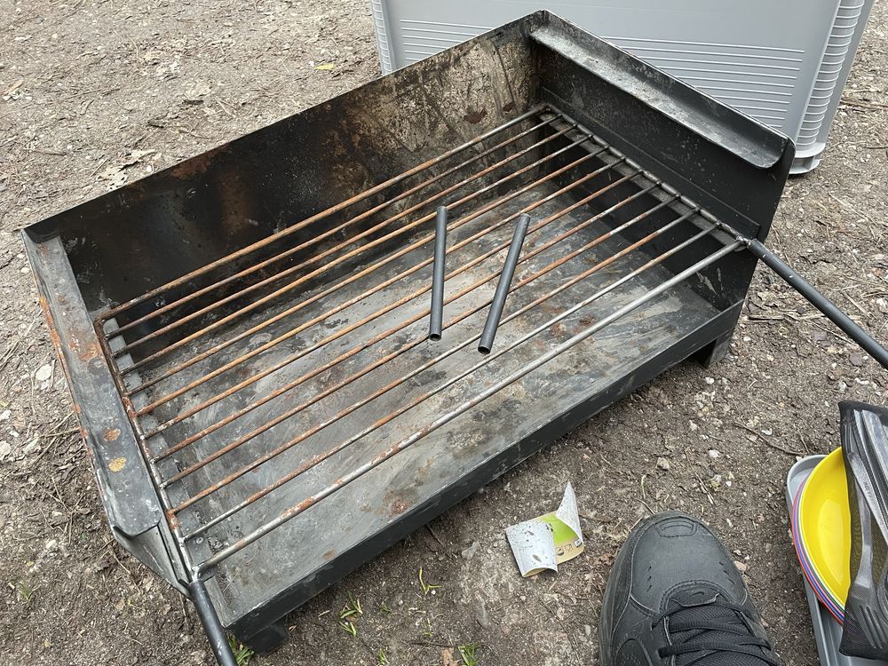 Grill BOGATY zestaw mini grill na działkę lub w plener sztućce kubki