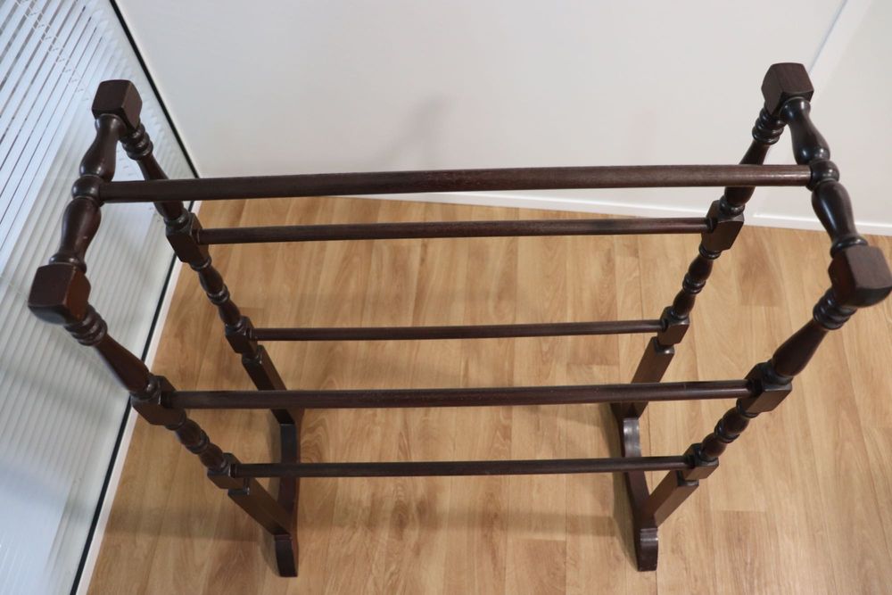 Toalheiro de madeira