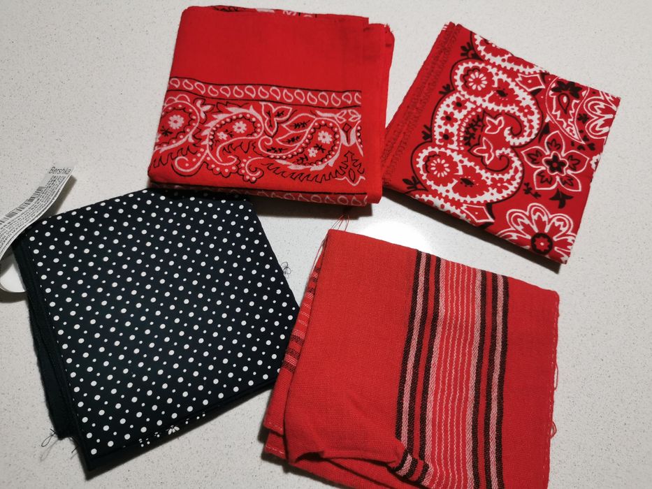 Lenços típicos e de mão.