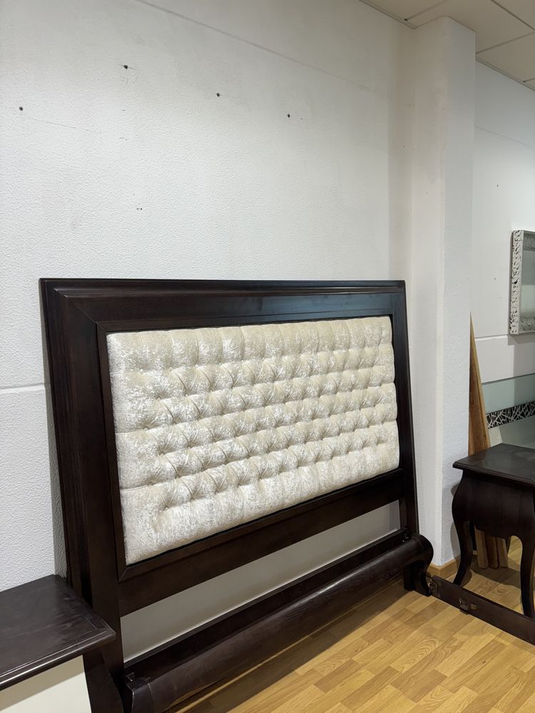Conjunto cama e mesas de cabeira
