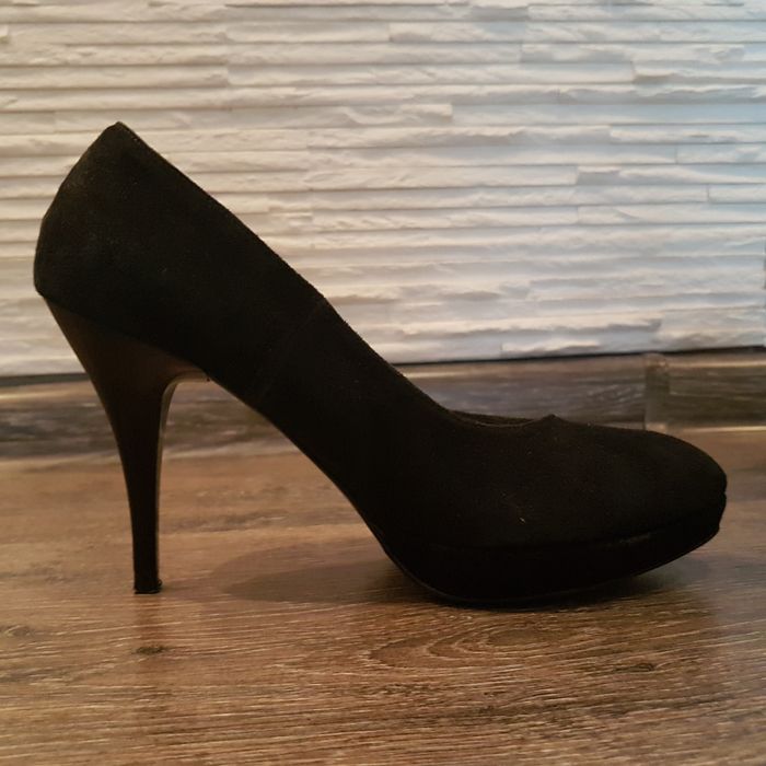 Czarne czółenka zamszowe