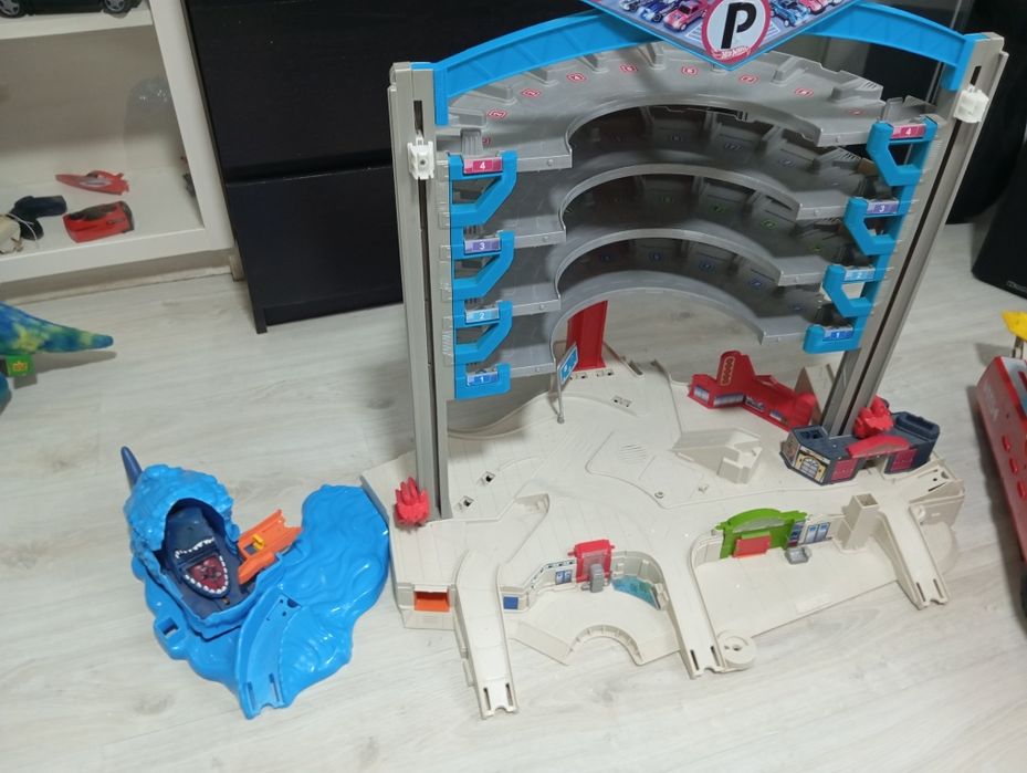 Garagem hotweells com pista de tubarão e crocodilo