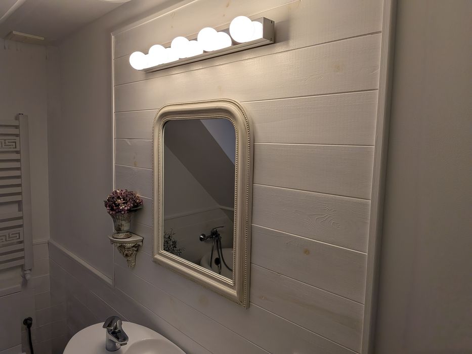 lustro retro vintage + lampa Ledsjo Ikea toaletka łazienka farmhouse