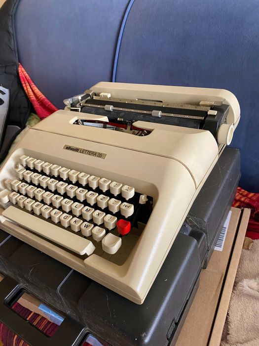 Máquina de Escrever Olivetti Lettera 35 - Anos 70