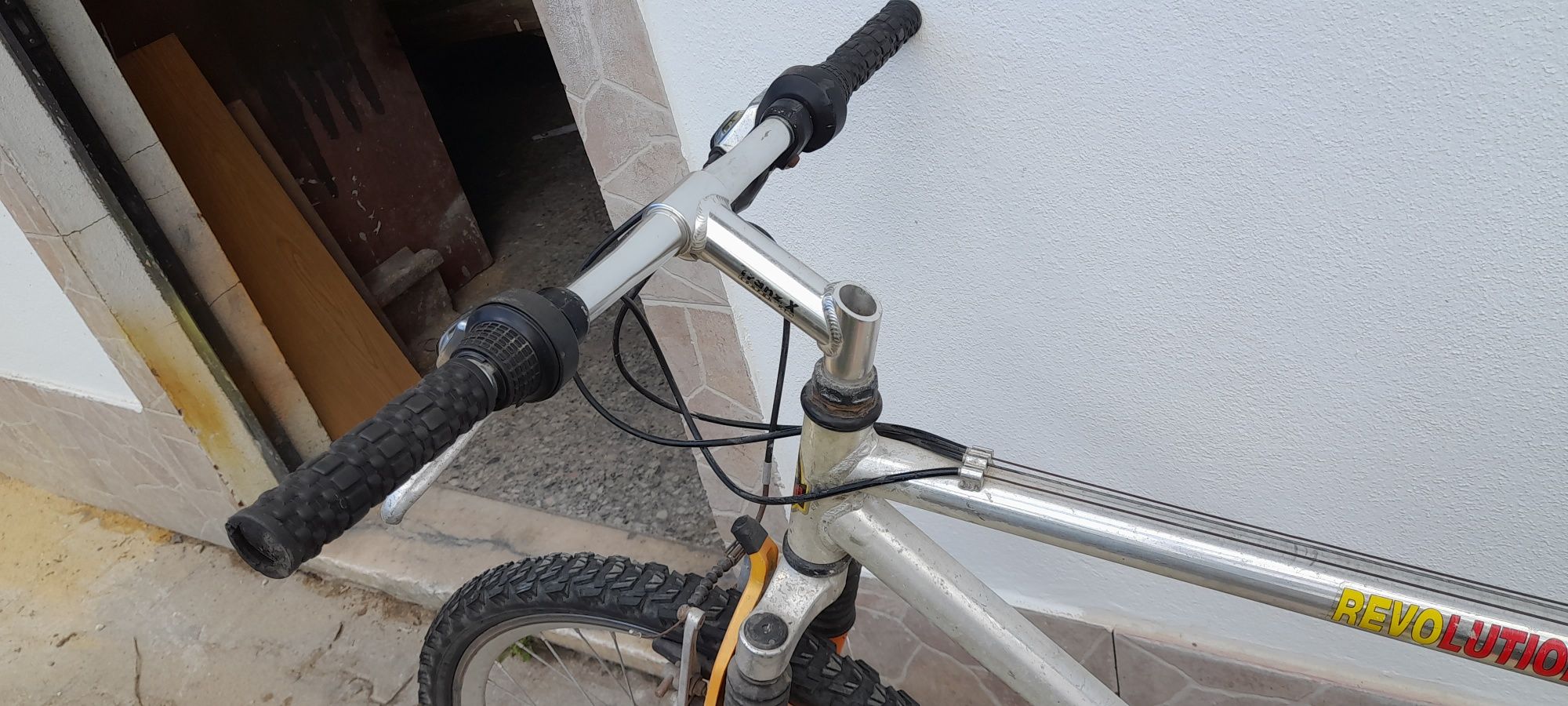 Bicicleta usada mas a andar