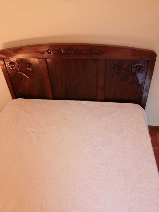 Cama antiga de madeira maciça