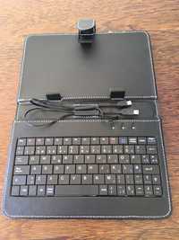 Capa com teclado para tabletes