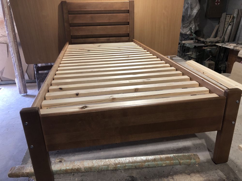 деревянная кровать .