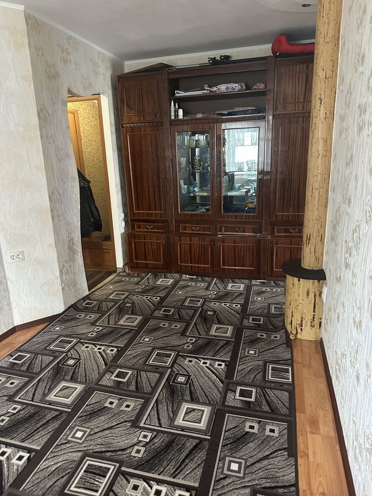 Продам 3-х кімнатну квартиру в центрі  м. Лозова