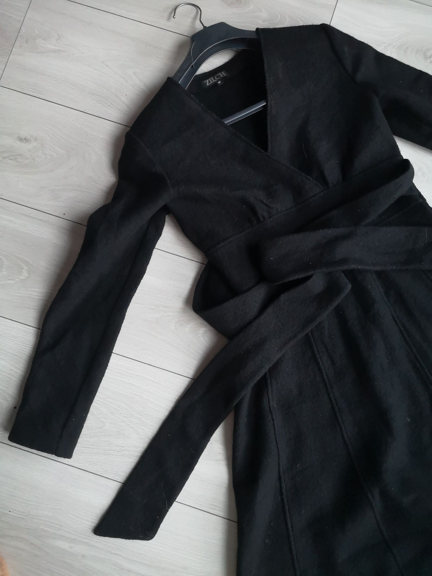 Piękna 100% wełniana sukienka midi czarna