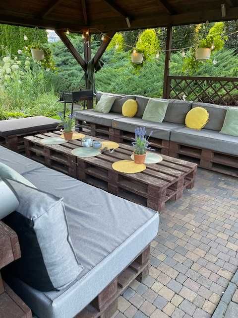 Zestaw mebli ogrodowych z palet sofa narożnik