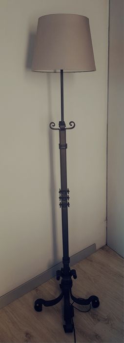 Lampa stojąca metaloplastyka