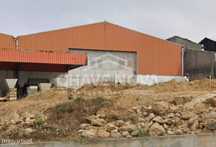 Armazém com 950m2 para arrendamento em Santa Maria de Lamas