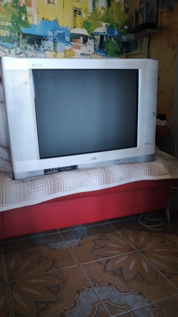 Телевізор JVC в робочому стані