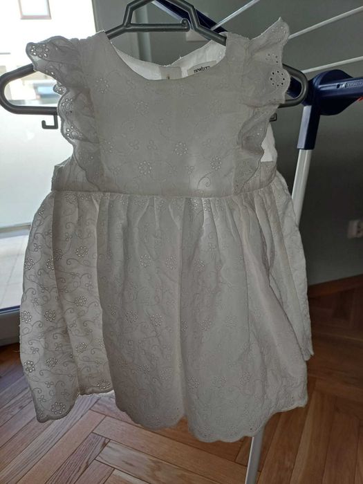 Biała sukieneczka w zestawie z bloomersami