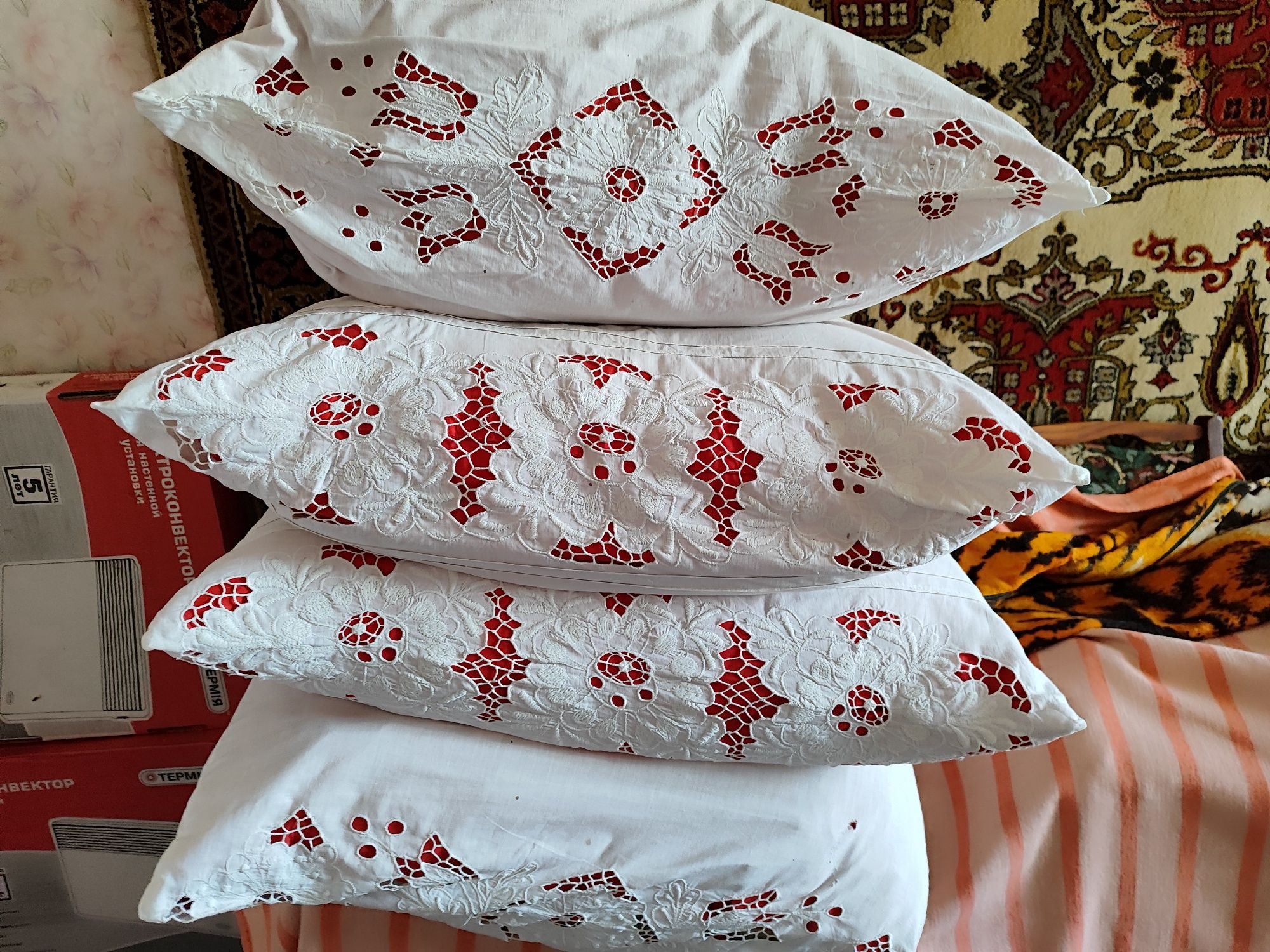 Подушки з наволочками