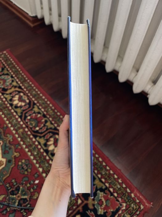 Дві частини книги «Служниця» Фріда Мак-Фадден