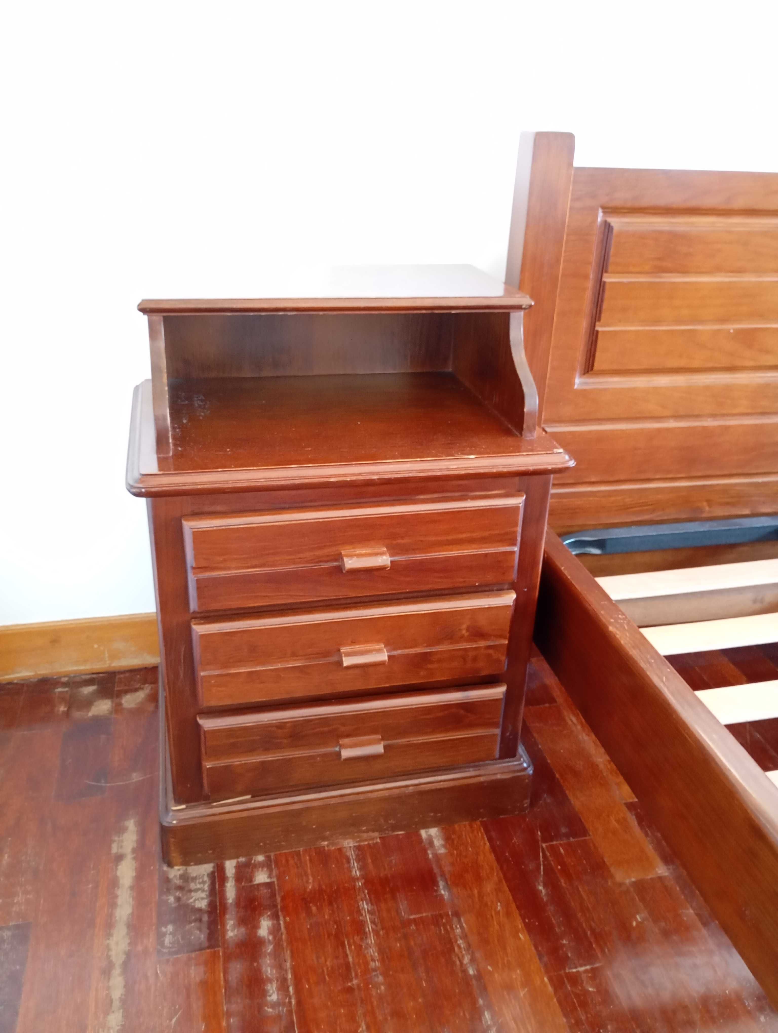 Mobilia de quarto (cama, estrado e mesinhas)