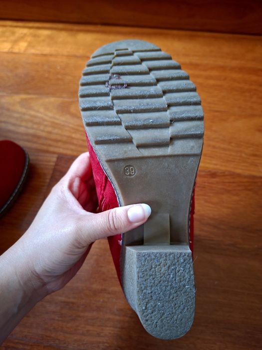 Botas vermelhas tecido pele de pêssego da Cristina Ferreira