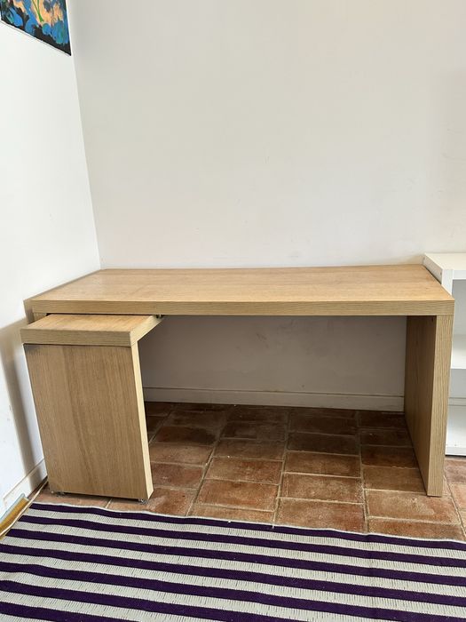Mesa com armário deslizante