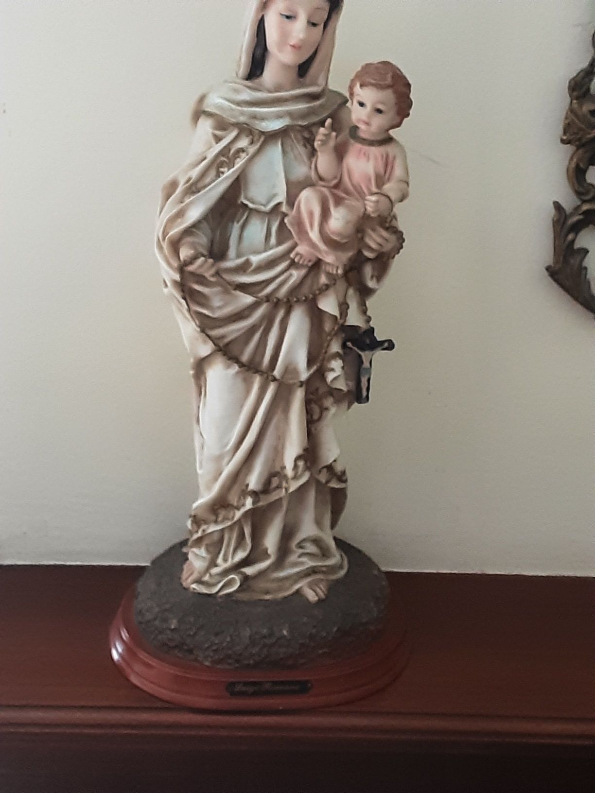 Nossa Senhora em rezina  com menino ao colo
