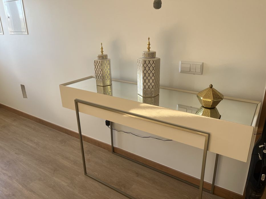 Movel bege com detalhes em dourado