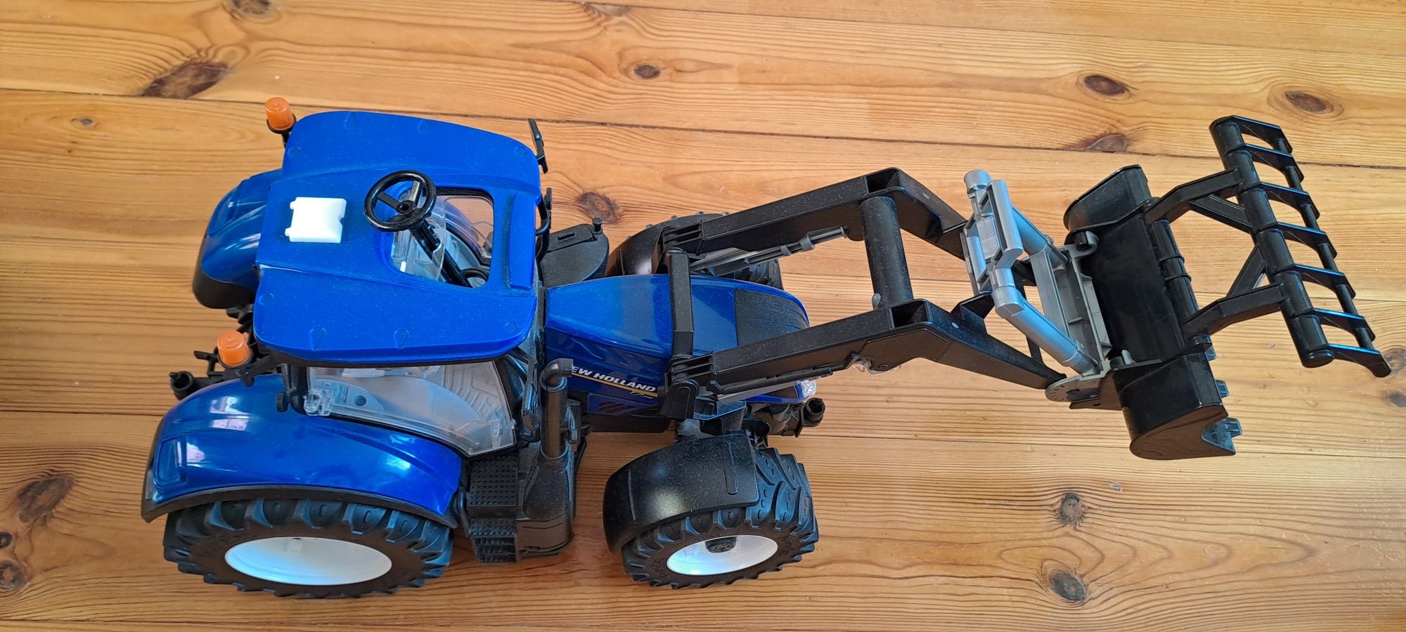 Traktor NewHolland bruder