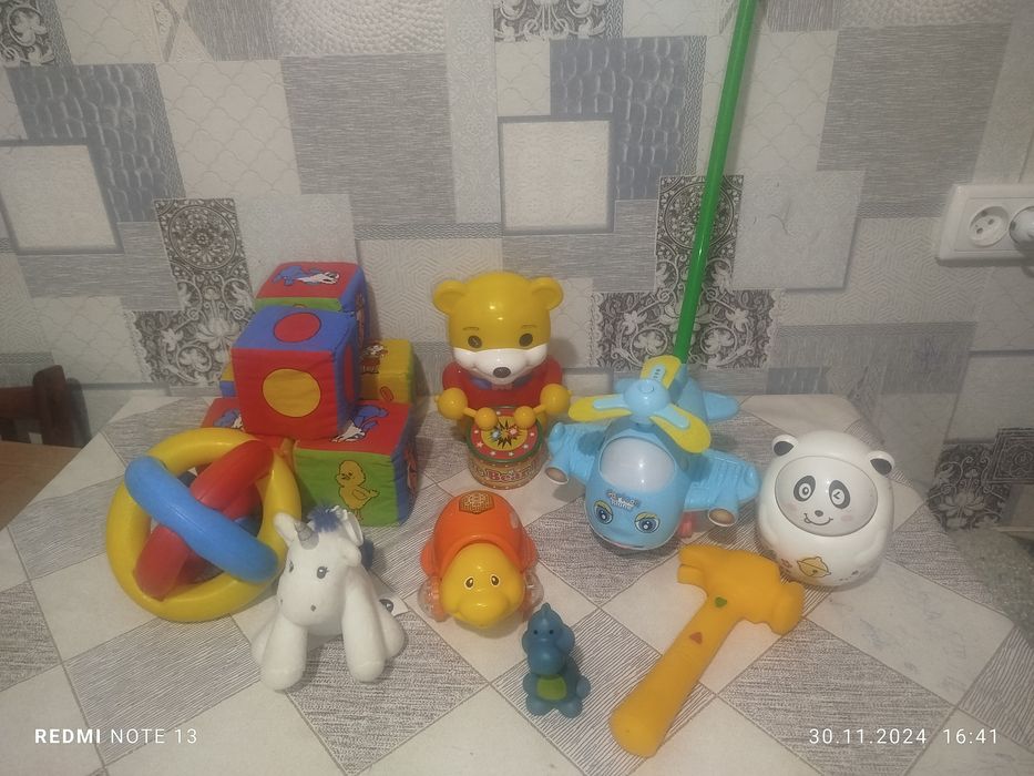 Продам брязкальця , кубики , тактильні іграшки, каталку,