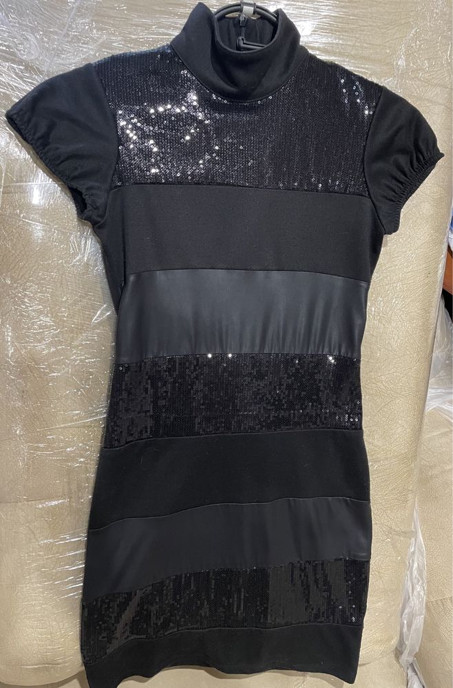 Черное мини платье