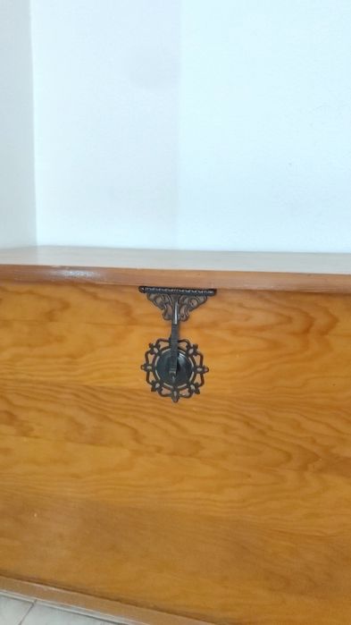 Baú em madeira maciça