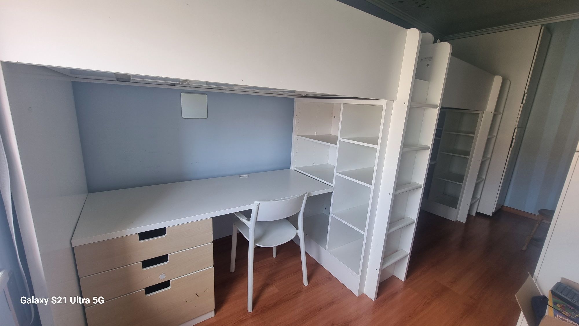 2 Beliches ikea com secretária e móvel incluidos no beliche. Branco