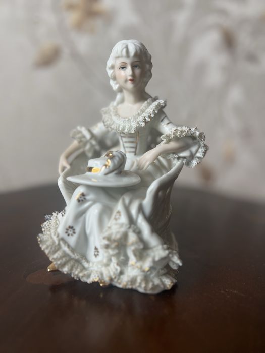 Porcelanowa figurka kobiety