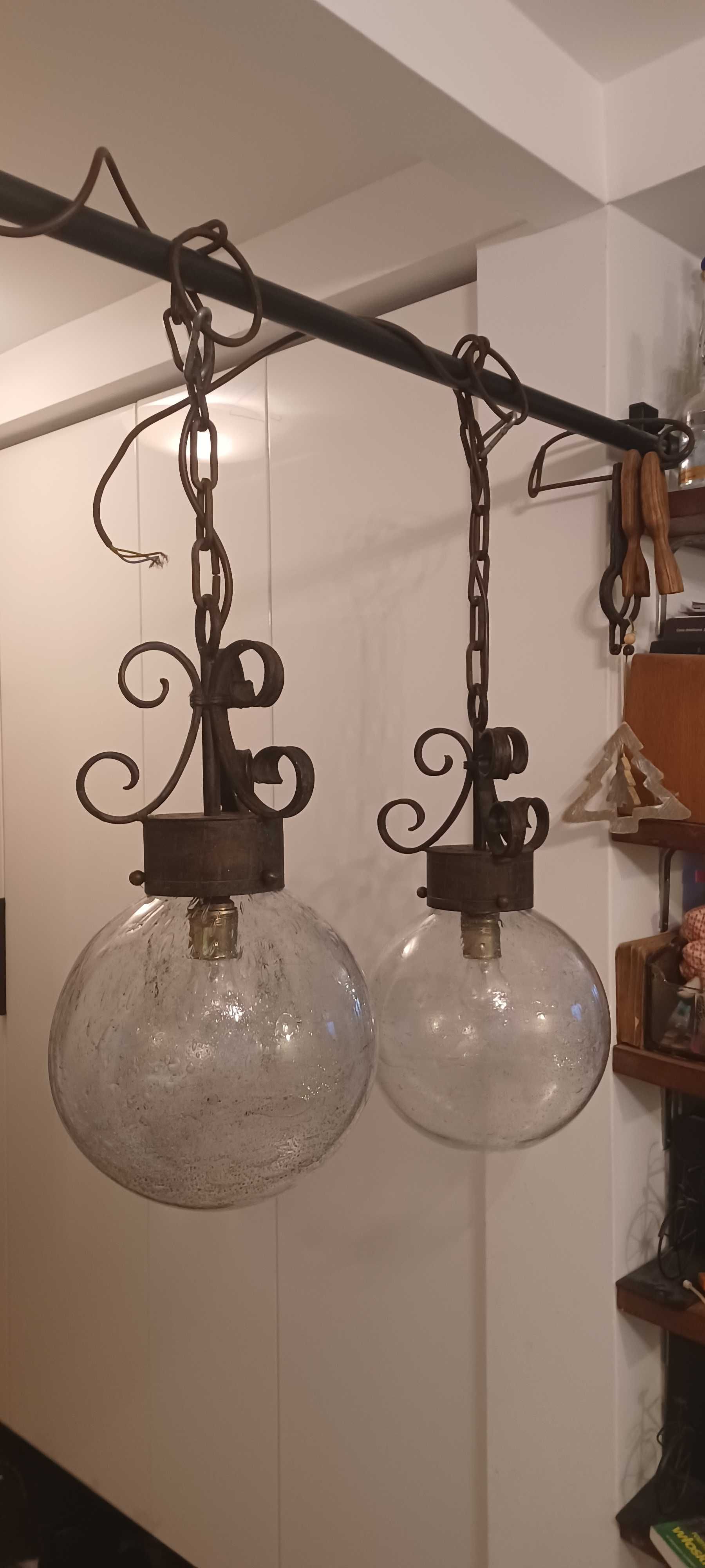 stare kute lampy wiszące, vintage, metalowe, okrągłe szklane klosze
