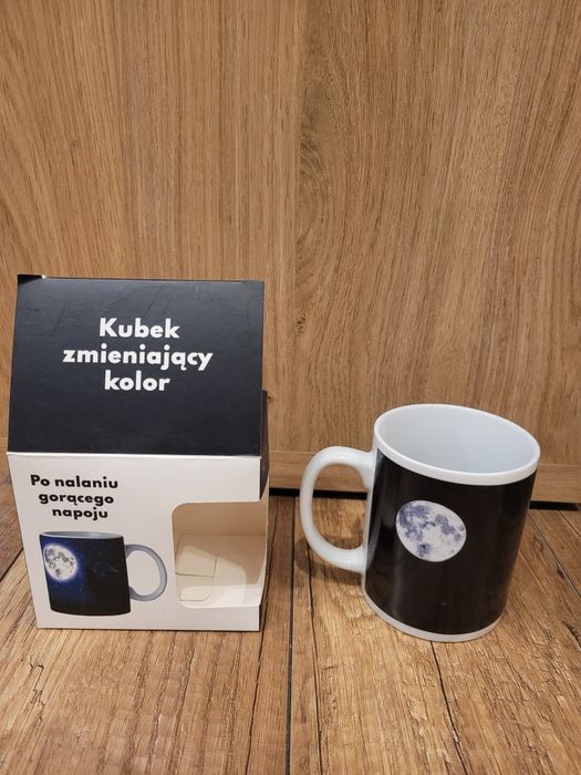 Kubek zmieniający kolor z planetą!