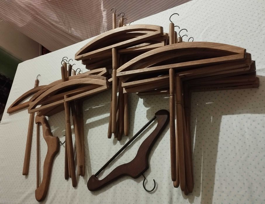 Conjunto de cabides antigos em madeira, dos anos 50/60 em bom estado