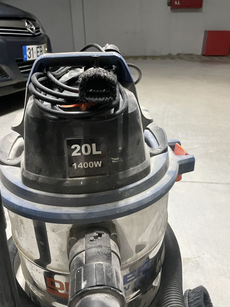 aspirador de sólidos e líquidos Dexter Power de 20L e 1400W.