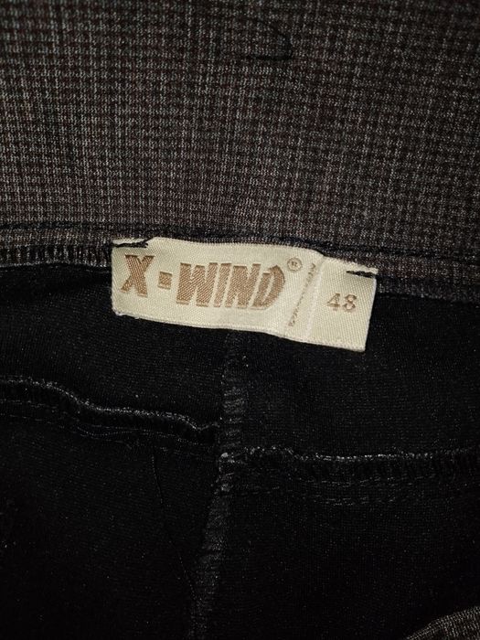 Продаються жіночі штани.