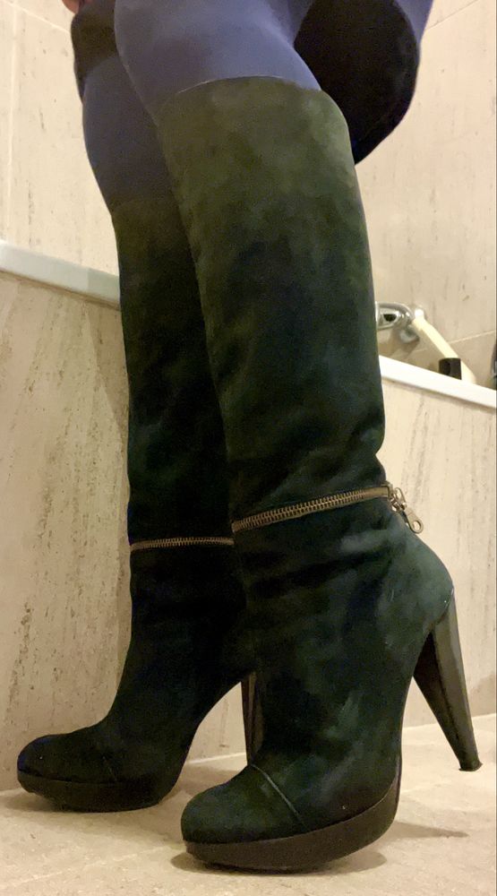 Botas em camurça preta de salto pelo joelho