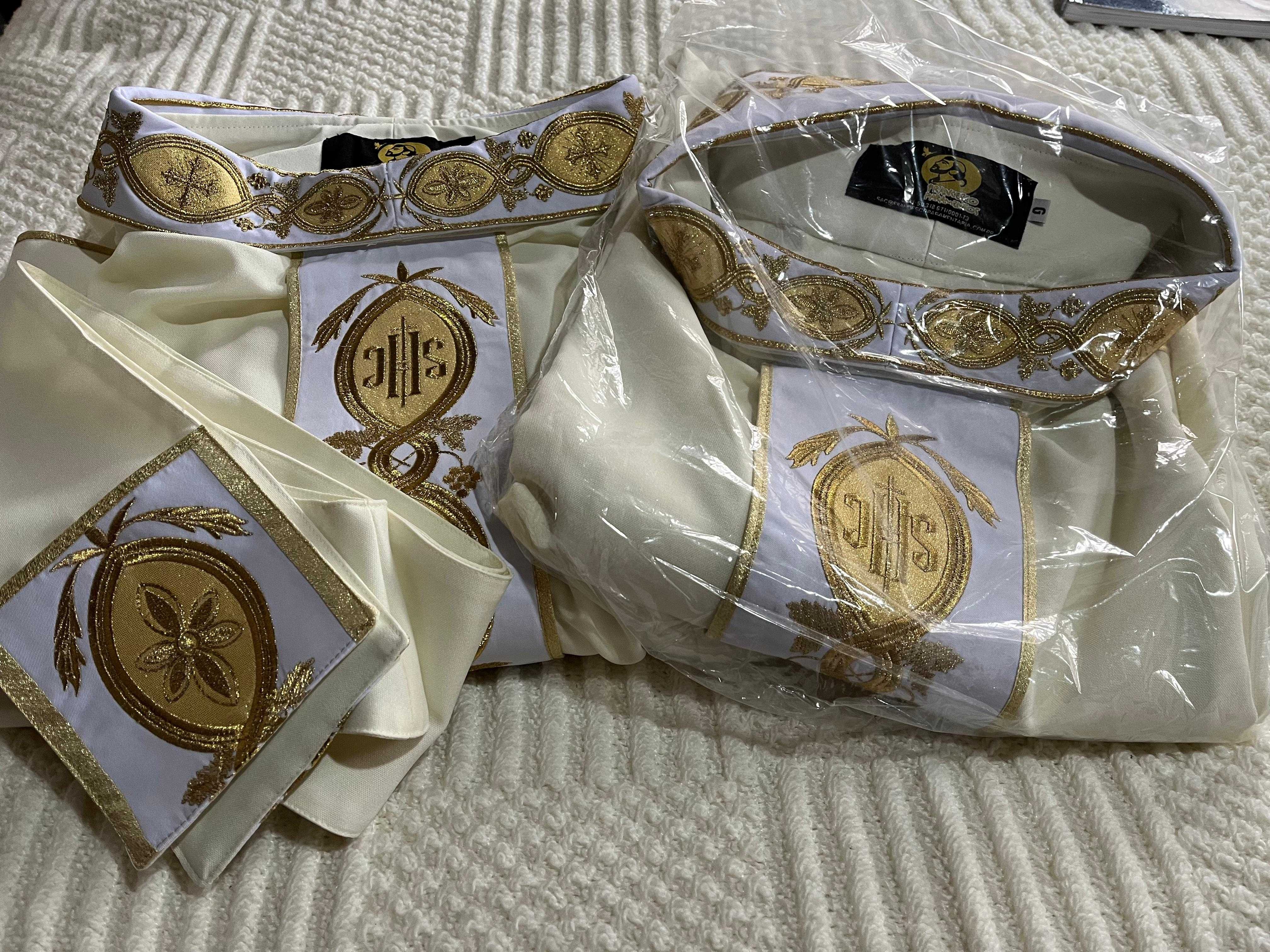 Casulas para Missa -  Branca e Preta